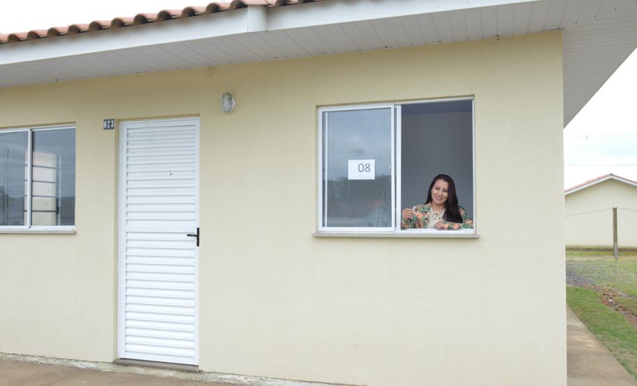 Representantes da Cohapar e da Prefeitura de Mallet entregaram nesta quinta-feira (27) as chaves de 20 casas populares a famílias da cidade, na região Centro-Sul do Paraná. A construção do conjunto habitacional recebeu investimentos que superam R$ 1,4 milhão em recursos do Fundo de Garantia do Tempo de Serviço (FGTS).