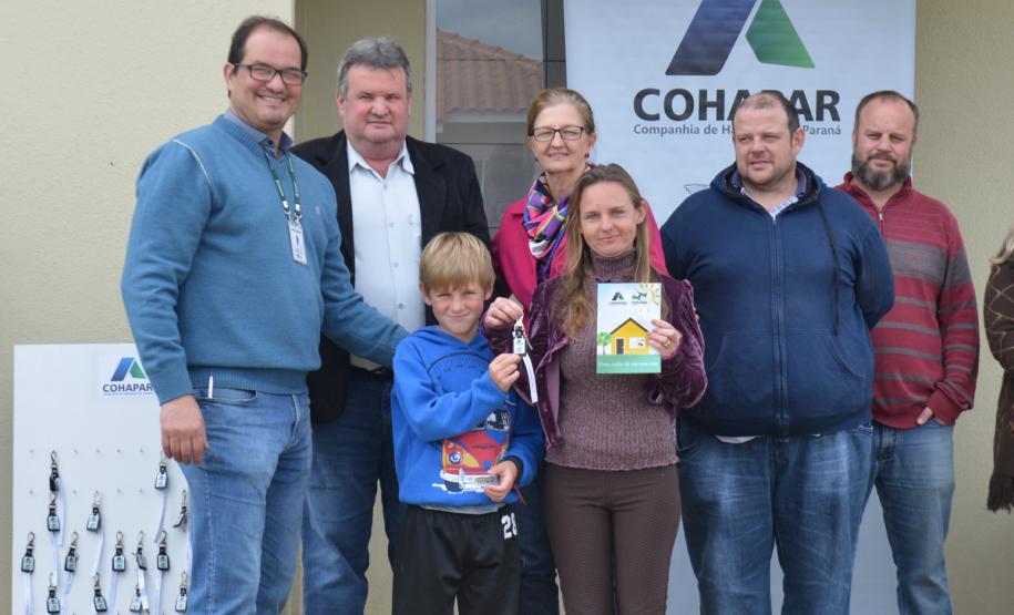Representantes da Cohapar e da Prefeitura de Mallet entregaram nesta quinta-feira (27) as chaves de 20 casas populares a famílias da cidade, na região Centro-Sul do Paraná. A construção do conjunto habitacional recebeu investimentos que superam R$ 1,4 milhão em recursos do Fundo de Garantia do Tempo de Serviço (FGTS).