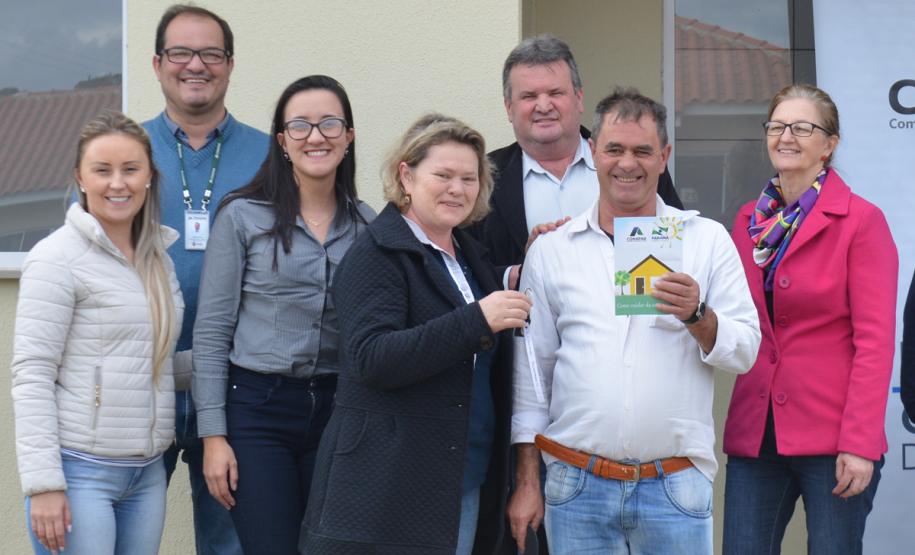 Representantes da Cohapar e da Prefeitura de Mallet entregaram nesta quinta-feira (27) as chaves de 20 casas populares a famílias da cidade, na região Centro-Sul do Paraná. A construção do conjunto habitacional recebeu investimentos que superam R$ 1,4 milhão em recursos do Fundo de Garantia do Tempo de Serviço (FGTS).
