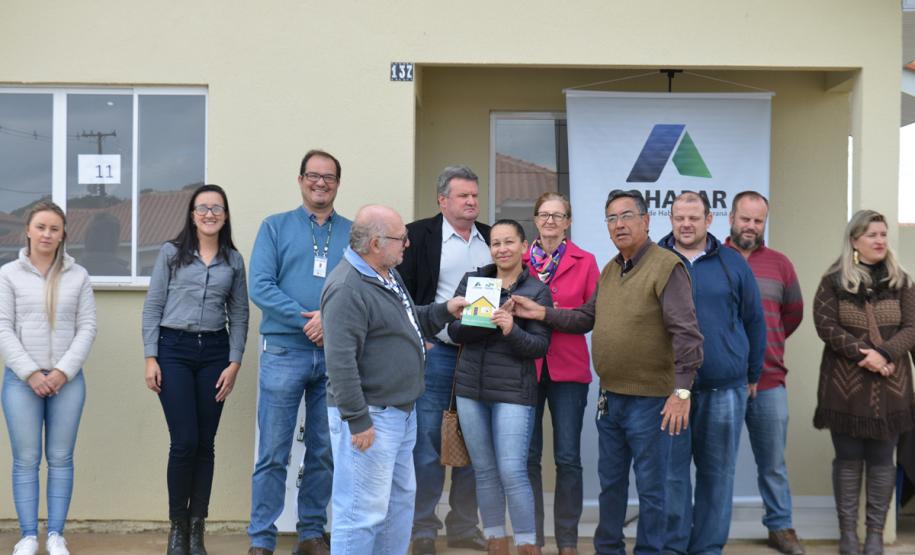 Representantes da Cohapar e da Prefeitura de Mallet entregaram nesta quinta-feira (27) as chaves de 20 casas populares a famílias da cidade, na região Centro-Sul do Paraná. A construção do conjunto habitacional recebeu investimentos que superam R$ 1,4 milhão em recursos do Fundo de Garantia do Tempo de Serviço (FGTS).