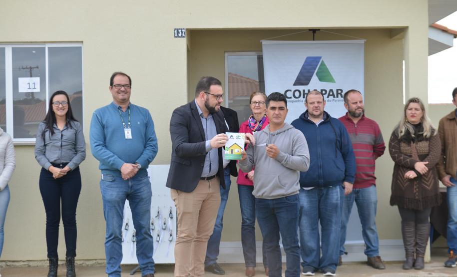 Representantes da Cohapar e da Prefeitura de Mallet entregaram nesta quinta-feira (27) as chaves de 20 casas populares a famílias da cidade, na região Centro-Sul do Paraná. A construção do conjunto habitacional recebeu investimentos que superam R$ 1,4 milhão em recursos do Fundo de Garantia do Tempo de Serviço (FGTS).