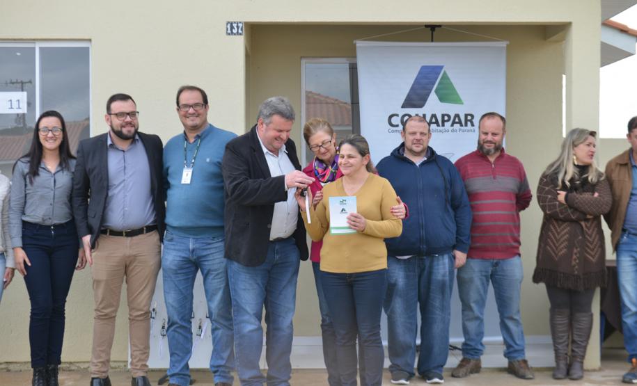 Representantes da Cohapar e da Prefeitura de Mallet entregaram nesta quinta-feira (27) as chaves de 20 casas populares a famílias da cidade, na região Centro-Sul do Paraná. A construção do conjunto habitacional recebeu investimentos que superam R$ 1,4 milhão em recursos do Fundo de Garantia do Tempo de Serviço (FGTS).