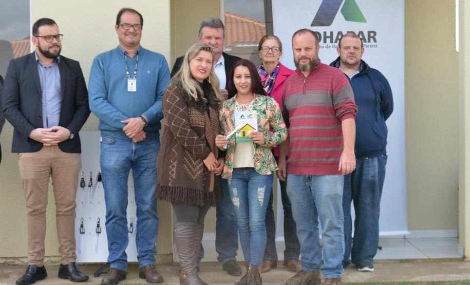 Representantes da Cohapar e da Prefeitura de Mallet entregaram nesta quinta-feira (27) as chaves de 20 casas populares a famílias da cidade, na região Centro-Sul do Paraná. A construção do conjunto habitacional recebeu investimentos que superam R$ 1,4 milhão em recursos do Fundo de Garantia do Tempo de Serviço (FGTS).