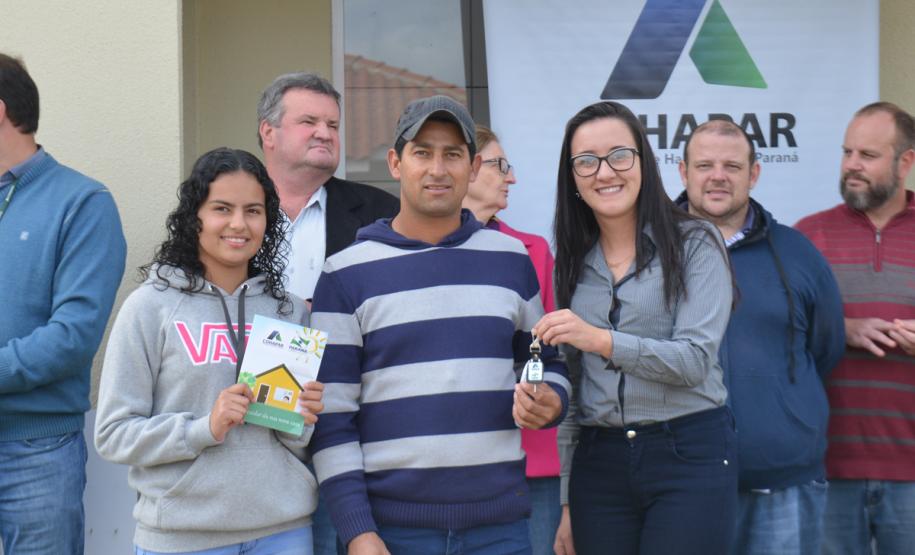 Representantes da Cohapar e da Prefeitura de Mallet entregaram nesta quinta-feira (27) as chaves de 20 casas populares a famílias da cidade, na região Centro-Sul do Paraná. A construção do conjunto habitacional recebeu investimentos que superam R$ 1,4 milhão em recursos do Fundo de Garantia do Tempo de Serviço (FGTS).