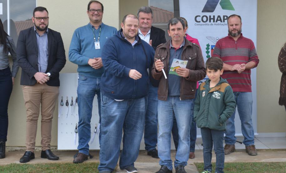 Representantes da Cohapar e da Prefeitura de Mallet entregaram nesta quinta-feira (27) as chaves de 20 casas populares a famílias da cidade, na região Centro-Sul do Paraná. A construção do conjunto habitacional recebeu investimentos que superam R$ 1,4 milhão em recursos do Fundo de Garantia do Tempo de Serviço (FGTS).