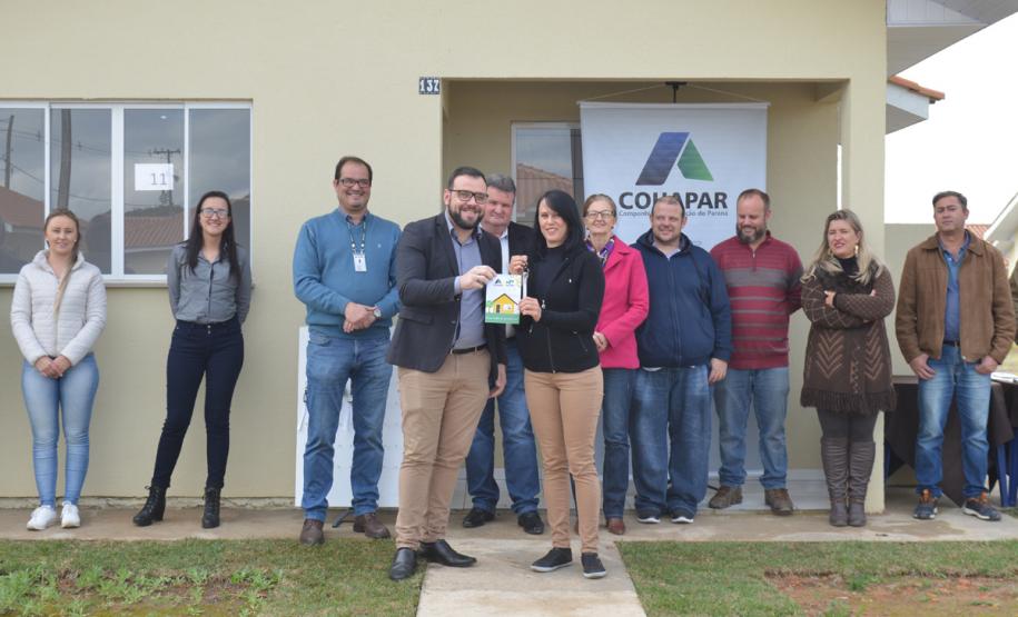 Representantes da Cohapar e da Prefeitura de Mallet entregaram nesta quinta-feira (27) as chaves de 20 casas populares a famílias da cidade, na região Centro-Sul do Paraná. A construção do conjunto habitacional recebeu investimentos que superam R$ 1,4 milhão em recursos do Fundo de Garantia do Tempo de Serviço (FGTS).