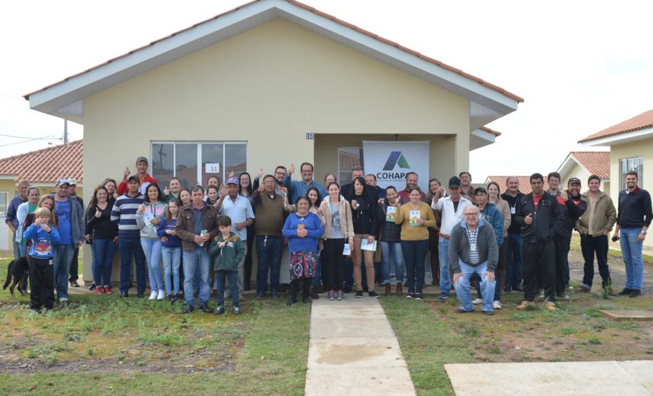 Representantes da Cohapar e da Prefeitura de Mallet entregaram nesta quinta-feira (27) as chaves de 20 casas populares a famílias da cidade, na região Centro-Sul do Paraná. A construção do conjunto habitacional recebeu investimentos que superam R$ 1,4 milhão em recursos do Fundo de Garantia do Tempo de Serviço (FGTS).