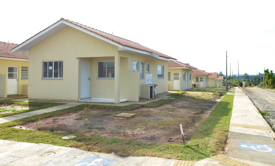 Representantes da Cohapar e da Prefeitura de Mallet entregaram nesta quinta-feira (27) as chaves de 20 casas populares a famílias da cidade, na região Centro-Sul do Paraná. A construção do conjunto habitacional recebeu investimentos que superam R$ 1,4 milhão em recursos do Fundo de Garantia do Tempo de Serviço (FGTS).