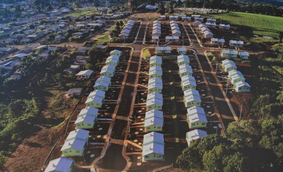 Cem famílias do distrito de Palmeirinha, em Guarapuava, receberam neste sábado (29) as chaves da casa própria. Elas foram beneficiadas por um projeto habitacional conjunto do Governo do Estado com o Governo Federal e a prefeitura, com investimentos que chegam a R$ 7,5 milhões dentro do programa Minha Casa Minha Vida.