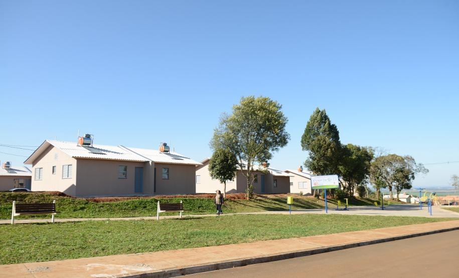 Cem famílias do distrito de Palmeirinha, em Guarapuava, receberam neste sábado (29) as chaves da casa própria. Elas foram beneficiadas por um projeto habitacional conjunto do Governo do Estado com o Governo Federal e a prefeitura, com investimentos que chegam a R$ 7,5 milhões dentro do programa Minha Casa Minha Vida.