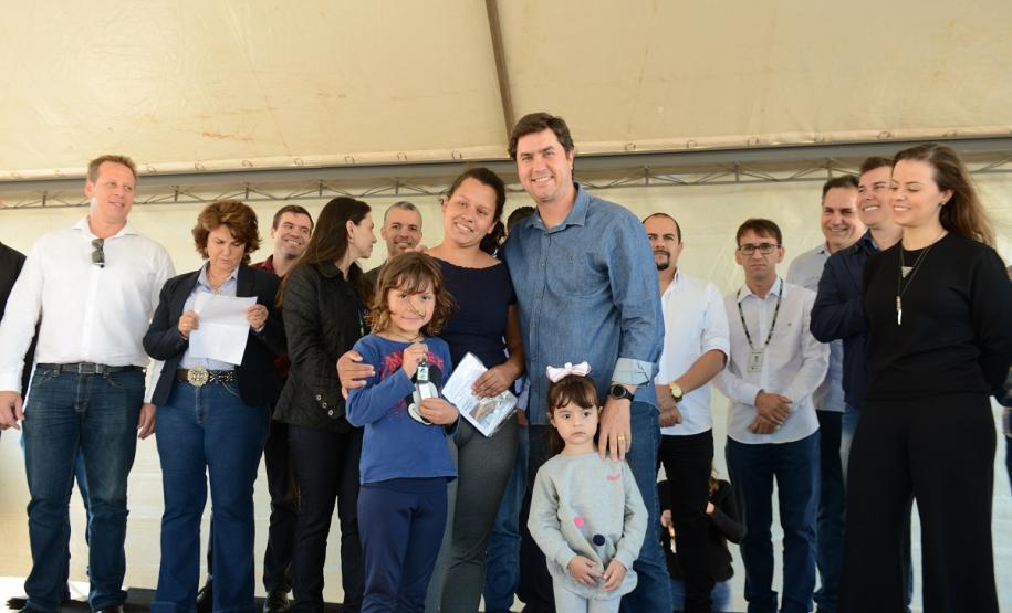 Cem famílias do distrito de Palmeirinha, em Guarapuava, receberam neste sábado (29) as chaves da casa própria. Elas foram beneficiadas por um projeto habitacional conjunto do Governo do Estado com o Governo Federal e a prefeitura, com investimentos que chegam a R$ 7,5 milhões dentro do programa Minha Casa Minha Vida.