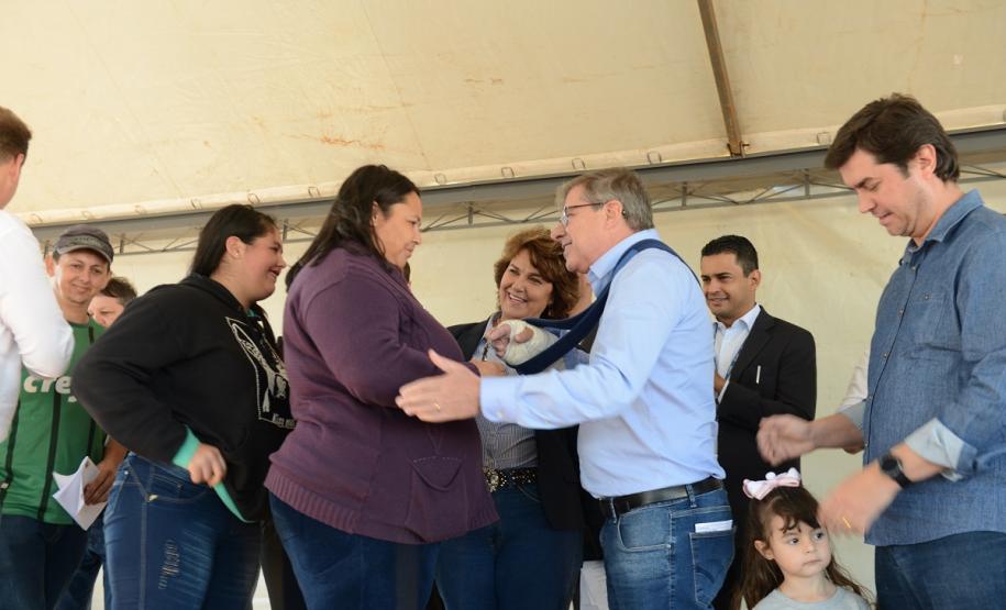Cem famílias do distrito de Palmeirinha, em Guarapuava, receberam neste sábado (29) as chaves da casa própria. Elas foram beneficiadas por um projeto habitacional conjunto do Governo do Estado com o Governo Federal e a prefeitura, com investimentos que chegam a R$ 7,5 milhões dentro do programa Minha Casa Minha Vida.