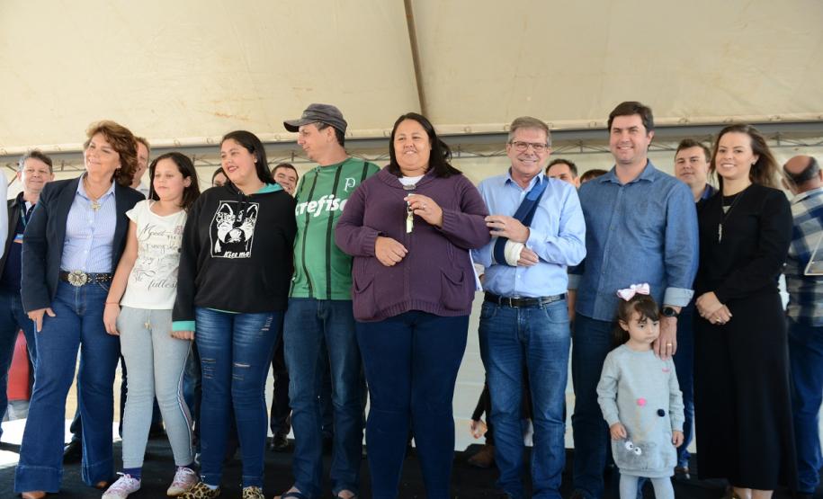 Cem famílias do distrito de Palmeirinha, em Guarapuava, receberam neste sábado (29) as chaves da casa própria. Elas foram beneficiadas por um projeto habitacional conjunto do Governo do Estado com o Governo Federal e a prefeitura, com investimentos que chegam a R$ 7,5 milhões dentro do programa Minha Casa Minha Vida.