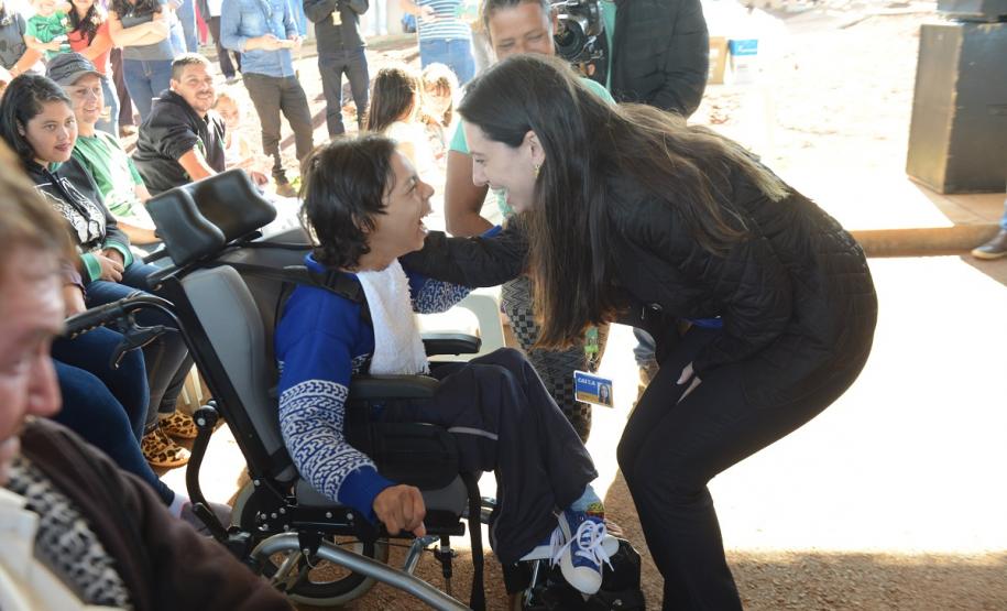 Cem famílias do distrito de Palmeirinha, em Guarapuava, receberam neste sábado (29) as chaves da casa própria. Elas foram beneficiadas por um projeto habitacional conjunto do Governo do Estado com o Governo Federal e a prefeitura, com investimentos que chegam a R$ 7,5 milhões dentro do programa Minha Casa Minha Vida.