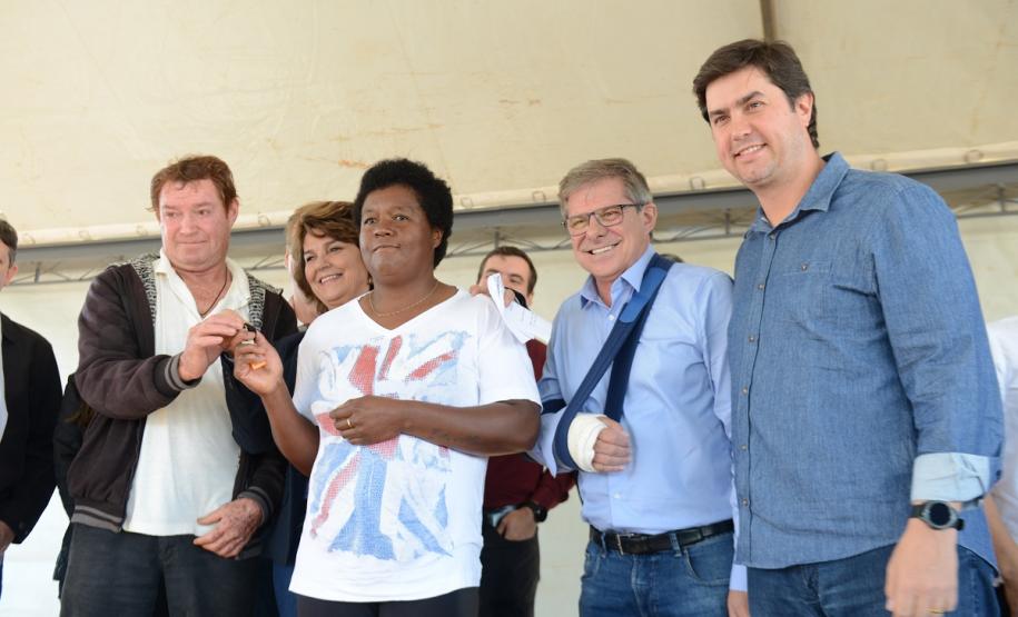 Cem famílias do distrito de Palmeirinha, em Guarapuava, receberam neste sábado (29) as chaves da casa própria. Elas foram beneficiadas por um projeto habitacional conjunto do Governo do Estado com o Governo Federal e a prefeitura, com investimentos que chegam a R$ 7,5 milhões dentro do programa Minha Casa Minha Vida.