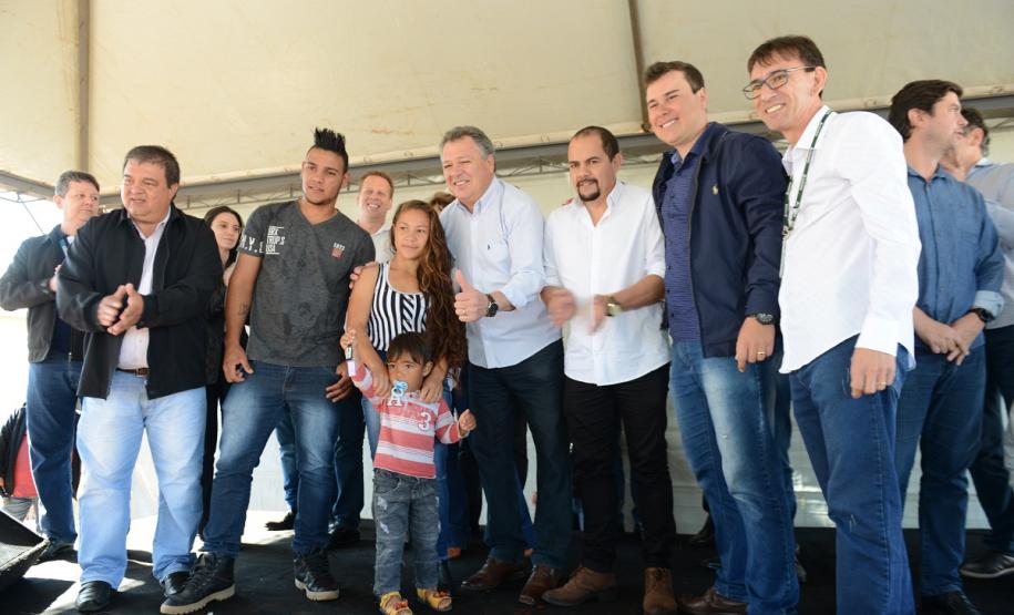 Cem famílias do distrito de Palmeirinha, em Guarapuava, receberam neste sábado (29) as chaves da casa própria. Elas foram beneficiadas por um projeto habitacional conjunto do Governo do Estado com o Governo Federal e a prefeitura, com investimentos que chegam a R$ 7,5 milhões dentro do programa Minha Casa Minha Vida.