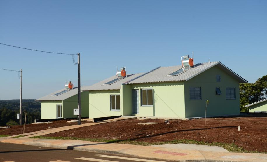 Cem famílias do distrito de Palmeirinha, em Guarapuava, receberam neste sábado (29) as chaves da casa própria. Elas foram beneficiadas por um projeto habitacional conjunto do Governo do Estado com o Governo Federal e a prefeitura, com investimentos que chegam a R$ 7,5 milhões dentro do programa Minha Casa Minha Vida.