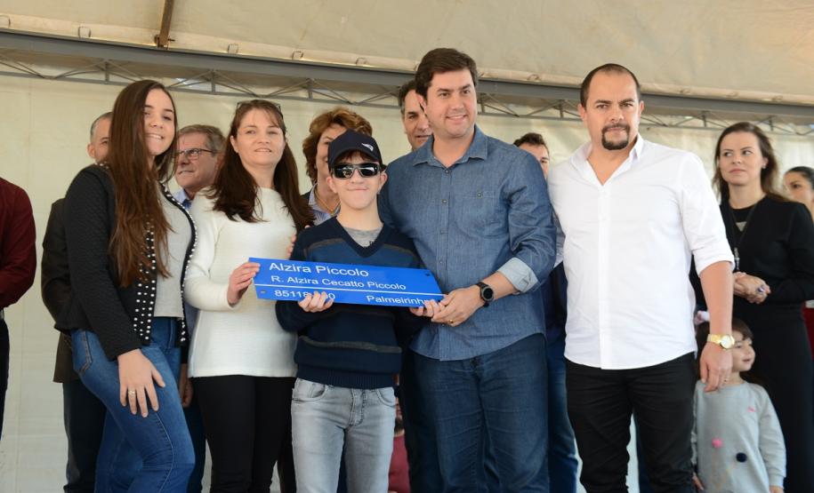 Cem famílias do distrito de Palmeirinha, em Guarapuava, receberam neste sábado (29) as chaves da casa própria. Elas foram beneficiadas por um projeto habitacional conjunto do Governo do Estado com o Governo Federal e a prefeitura, com investimentos que chegam a R$ 7,5 milhões dentro do programa Minha Casa Minha Vida.
