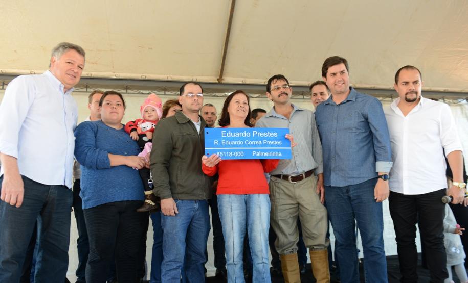 Cem famílias do distrito de Palmeirinha, em Guarapuava, receberam neste sábado (29) as chaves da casa própria. Elas foram beneficiadas por um projeto habitacional conjunto do Governo do Estado com o Governo Federal e a prefeitura, com investimentos que chegam a R$ 7,5 milhões dentro do programa Minha Casa Minha Vida.