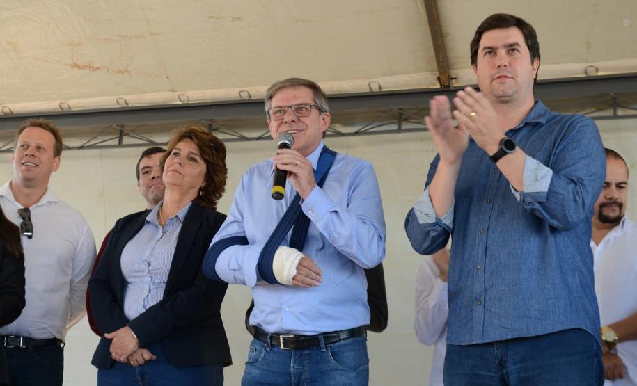 Cem famílias do distrito de Palmeirinha, em Guarapuava, receberam neste sábado (29) as chaves da casa própria. Elas foram beneficiadas por um projeto habitacional conjunto do Governo do Estado com o Governo Federal e a prefeitura, com investimentos que chegam a R$ 7,5 milhões dentro do programa Minha Casa Minha Vida.