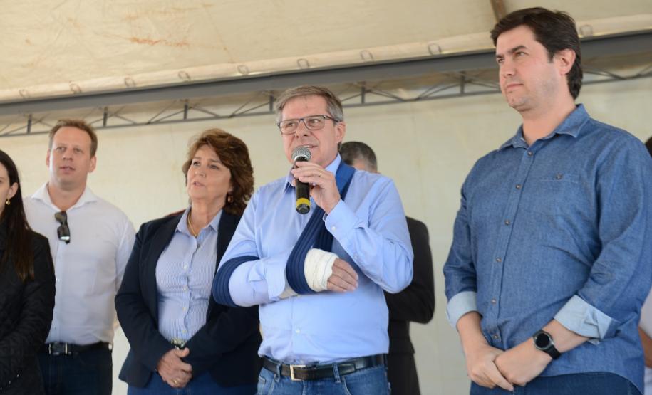 Cem famílias do distrito de Palmeirinha, em Guarapuava, receberam neste sábado (29) as chaves da casa própria. Elas foram beneficiadas por um projeto habitacional conjunto do Governo do Estado com o Governo Federal e a prefeitura, com investimentos que chegam a R$ 7,5 milhões dentro do programa Minha Casa Minha Vida.