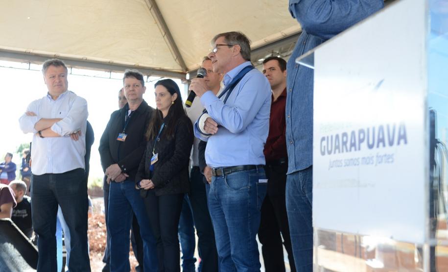 Cem famílias do distrito de Palmeirinha, em Guarapuava, receberam neste sábado (29) as chaves da casa própria. Elas foram beneficiadas por um projeto habitacional conjunto do Governo do Estado com o Governo Federal e a prefeitura, com investimentos que chegam a R$ 7,5 milhões dentro do programa Minha Casa Minha Vida.