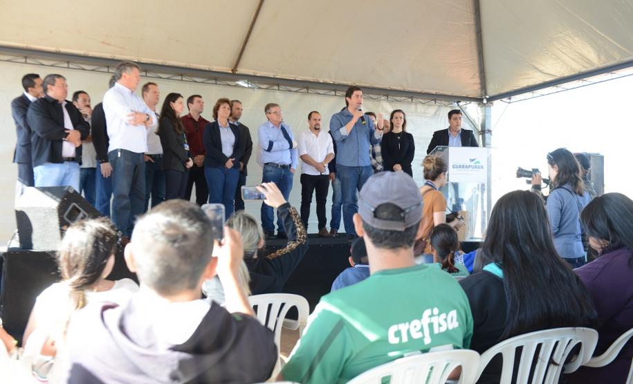 Cem famílias do distrito de Palmeirinha, em Guarapuava, receberam neste sábado (29) as chaves da casa própria. Elas foram beneficiadas por um projeto habitacional conjunto do Governo do Estado com o Governo Federal e a prefeitura, com investimentos que chegam a R$ 7,5 milhões dentro do programa Minha Casa Minha Vida.