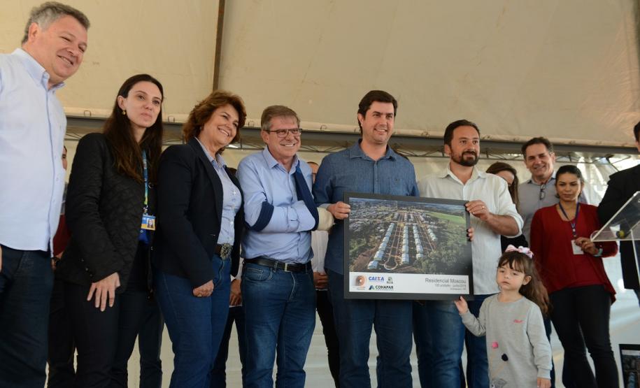 Cem famílias do distrito de Palmeirinha, em Guarapuava, receberam neste sábado (29) as chaves da casa própria. Elas foram beneficiadas por um projeto habitacional conjunto do Governo do Estado com o Governo Federal e a prefeitura, com investimentos que chegam a R$ 7,5 milhões dentro do programa Minha Casa Minha Vida.