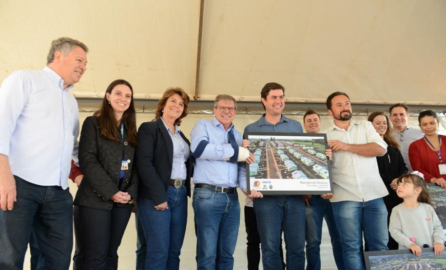 Cem famílias do distrito de Palmeirinha, em Guarapuava, receberam neste sábado (29) as chaves da casa própria. Elas foram beneficiadas por um projeto habitacional conjunto do Governo do Estado com o Governo Federal e a prefeitura, com investimentos que chegam a R$ 7,5 milhões dentro do programa Minha Casa Minha Vida.