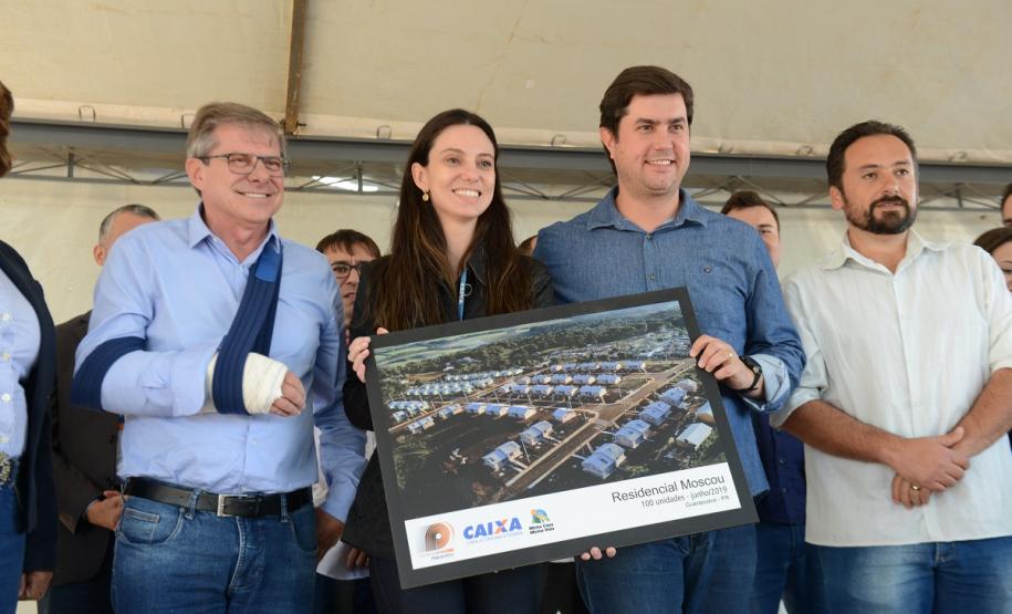 Cem famílias do distrito de Palmeirinha, em Guarapuava, receberam neste sábado (29) as chaves da casa própria. Elas foram beneficiadas por um projeto habitacional conjunto do Governo do Estado com o Governo Federal e a prefeitura, com investimentos que chegam a R$ 7,5 milhões dentro do programa Minha Casa Minha Vida.