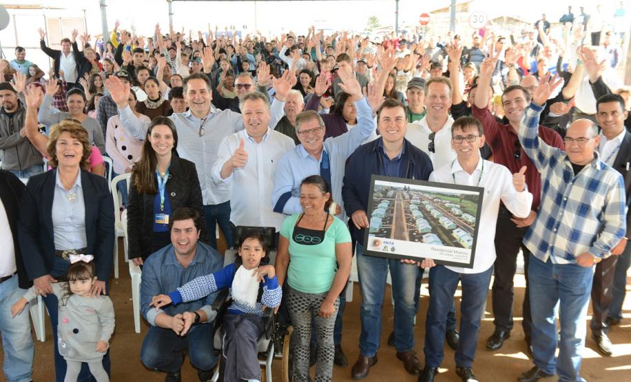 Cem famílias do distrito de Palmeirinha, em Guarapuava, receberam neste sábado (29) as chaves da casa própria. Elas foram beneficiadas por um projeto habitacional conjunto do Governo do Estado com o Governo Federal e a prefeitura, com investimentos que chegam a R$ 7,5 milhões dentro do programa Minha Casa Minha Vida.