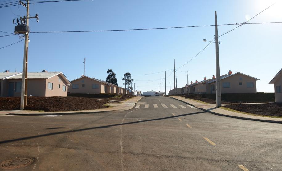 Cem famílias do distrito de Palmeirinha, em Guarapuava, receberam neste sábado (29) as chaves da casa própria. Elas foram beneficiadas por um projeto habitacional conjunto do Governo do Estado com o Governo Federal e a prefeitura, com investimentos que chegam a R$ 7,5 milhões dentro do programa Minha Casa Minha Vida.
