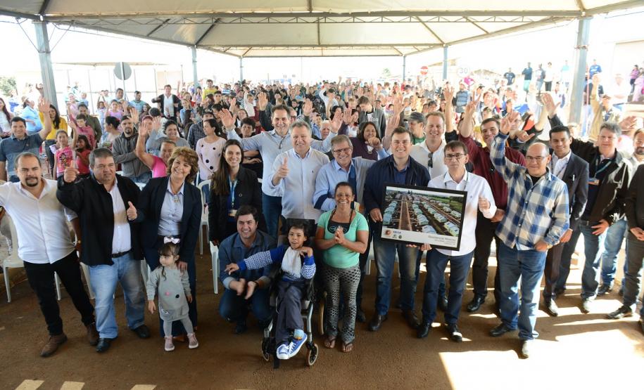 Cem famílias do distrito de Palmeirinha, em Guarapuava, receberam neste sábado (29) as chaves da casa própria. Elas foram beneficiadas por um projeto habitacional conjunto do Governo do Estado com o Governo Federal e a prefeitura, com investimentos que chegam a R$ 7,5 milhões dentro do programa Minha Casa Minha Vida.