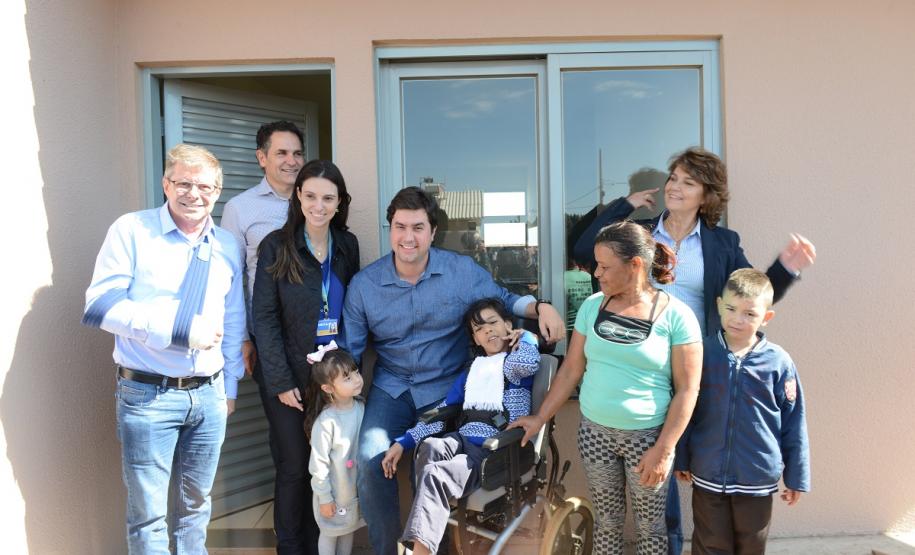 Cem famílias do distrito de Palmeirinha, em Guarapuava, receberam neste sábado (29) as chaves da casa própria. Elas foram beneficiadas por um projeto habitacional conjunto do Governo do Estado com o Governo Federal e a prefeitura, com investimentos que chegam a R$ 7,5 milhões dentro do programa Minha Casa Minha Vida.
