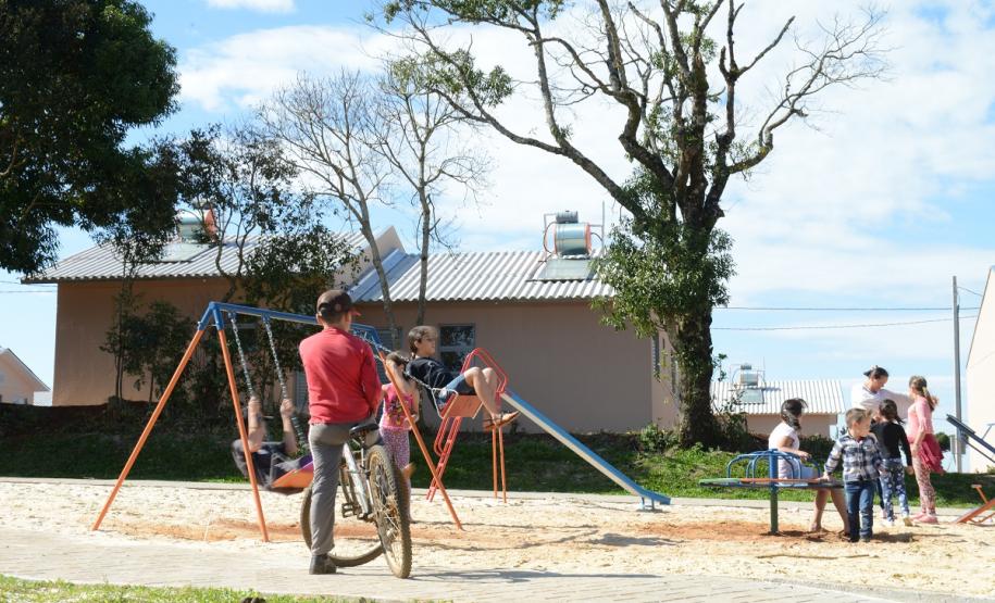 Cem famílias do distrito de Palmeirinha, em Guarapuava, receberam neste sábado (29) as chaves da casa própria. Elas foram beneficiadas por um projeto habitacional conjunto do Governo do Estado com o Governo Federal e a prefeitura, com investimentos que chegam a R$ 7,5 milhões dentro do programa Minha Casa Minha Vida.