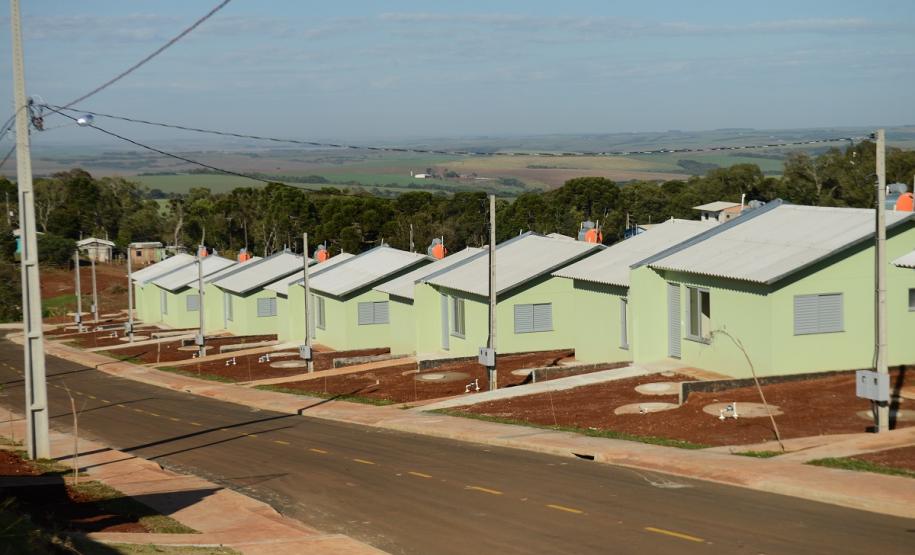 Cem famílias do distrito de Palmeirinha, em Guarapuava, receberam neste sábado (29) as chaves da casa própria. Elas foram beneficiadas por um projeto habitacional conjunto do Governo do Estado com o Governo Federal e a prefeitura, com investimentos que chegam a R$ 7,5 milhões dentro do programa Minha Casa Minha Vida.