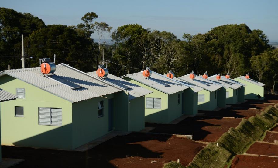 Cem famílias do distrito de Palmeirinha, em Guarapuava, receberam neste sábado (29) as chaves da casa própria. Elas foram beneficiadas por um projeto habitacional conjunto do Governo do Estado com o Governo Federal e a prefeitura, com investimentos que chegam a R$ 7,5 milhões dentro do programa Minha Casa Minha Vida.
