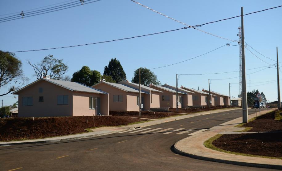 Cem famílias do distrito de Palmeirinha, em Guarapuava, receberam neste sábado (29) as chaves da casa própria. Elas foram beneficiadas por um projeto habitacional conjunto do Governo do Estado com o Governo Federal e a prefeitura, com investimentos que chegam a R$ 7,5 milhões dentro do programa Minha Casa Minha Vida.