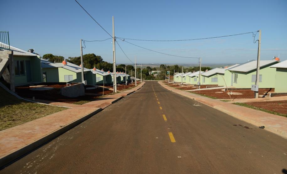 Cem famílias do distrito de Palmeirinha, em Guarapuava, receberam neste sábado (29) as chaves da casa própria. Elas foram beneficiadas por um projeto habitacional conjunto do Governo do Estado com o Governo Federal e a prefeitura, com investimentos que chegam a R$ 7,5 milhões dentro do programa Minha Casa Minha Vida.