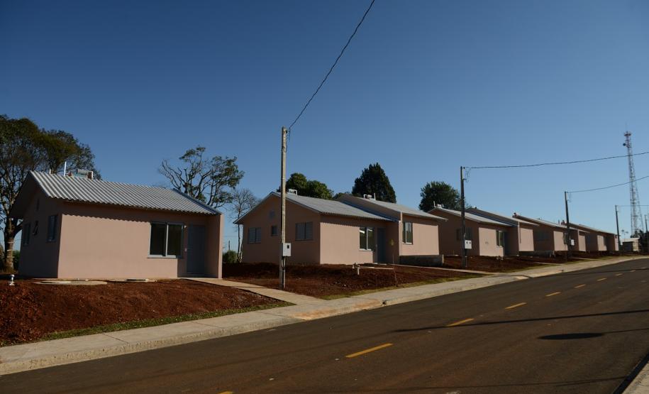 Cem famílias do distrito de Palmeirinha, em Guarapuava, receberam neste sábado (29) as chaves da casa própria. Elas foram beneficiadas por um projeto habitacional conjunto do Governo do Estado com o Governo Federal e a prefeitura, com investimentos que chegam a R$ 7,5 milhões dentro do programa Minha Casa Minha Vida.