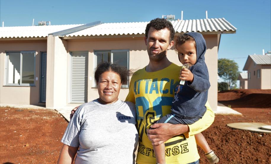 Cem famílias do distrito de Palmeirinha, em Guarapuava, receberam neste sábado (29) as chaves da casa própria. Elas foram beneficiadas por um projeto habitacional conjunto do Governo do Estado com o Governo Federal e a prefeitura, com investimentos que chegam a R$ 7,5 milhões dentro do programa Minha Casa Minha Vida.