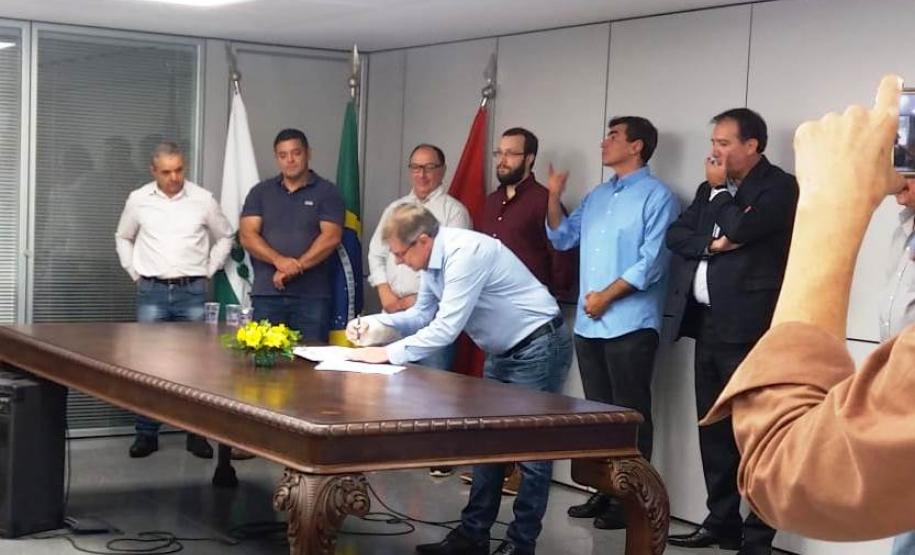 As obras de construção de 144 apartamentos do Residencial Alegro Village serão retomadas em Londrina ao longo dos próximos dias. O contrato para a retomada dos trabalhos foi assinado nesta segunda-feira (1) por representantes da Cohapar, Caixa Econômica Federal e prefeitura e prevê um aporte adicional de R$ 2,6 milhões para a conclusão do trabalho liberados pelo Ministério do Desenvolvimento Regional.