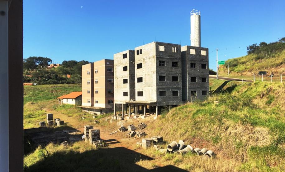 As obras de construção de 144 apartamentos do Residencial Alegro Village serão retomadas em Londrina ao longo dos próximos dias. O contrato para a retomada dos trabalhos foi assinado nesta segunda-feira (1) por representantes da Cohapar, Caixa Econômica Federal e prefeitura e prevê um aporte adicional de R$ 2,6 milhões para a conclusão do trabalho liberados pelo Ministério do Desenvolvimento Regional.