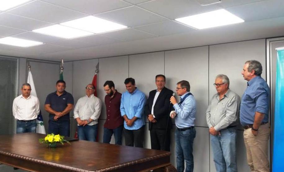 As obras de construção de 144 apartamentos do Residencial Alegro Village serão retomadas em Londrina ao longo dos próximos dias. O contrato para a retomada dos trabalhos foi assinado nesta segunda-feira (1) por representantes da Cohapar, Caixa Econômica Federal e prefeitura e prevê um aporte adicional de R$ 2,6 milhões para a conclusão do trabalho liberados pelo Ministério do Desenvolvimento Regional.