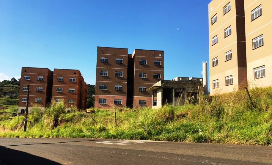 As obras de construção de 144 apartamentos do Residencial Alegro Village serão retomadas em Londrina ao longo dos próximos dias. O contrato para a retomada dos trabalhos foi assinado nesta segunda-feira (1) por representantes da Cohapar, Caixa Econômica Federal e prefeitura e prevê um aporte adicional de R$ 2,6 milhões para a conclusão do trabalho liberados pelo Ministério do Desenvolvimento Regional.