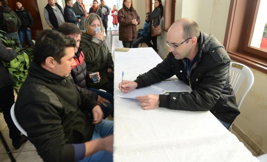 Neste sábado (6), representantes da Cohapar e prefeituras entregaram as escrituras de propriedade de 109 famílias da região dos Campos Gerais em Ponta Grossa. Os documentos foram emitidos pela companhia por meio do programa de Escrituração Direta, que prevê um serviço mais rápido e barato do que aquele praticado pelos tabelionatos.