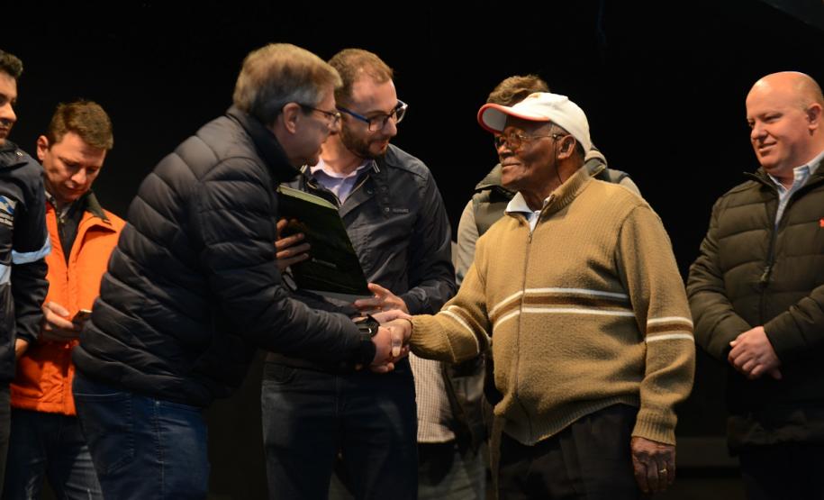 Neste sábado (6), representantes da Cohapar e prefeituras entregaram as escrituras de propriedade de 109 famílias da região dos Campos Gerais em Ponta Grossa. Os documentos foram emitidos pela companhia por meio do programa de Escrituração Direta, que prevê um serviço mais rápido e barato do que aquele praticado pelos tabelionatos.