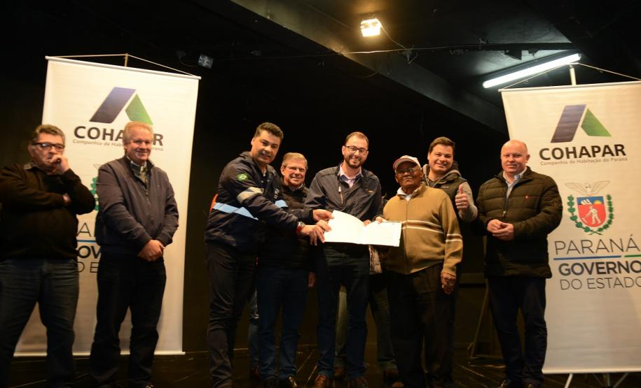 Neste sábado (6), representantes da Cohapar e prefeituras entregaram as escrituras de propriedade de 109 famílias da região dos Campos Gerais em Ponta Grossa. Os documentos foram emitidos pela companhia por meio do programa de Escrituração Direta, que prevê um serviço mais rápido e barato do que aquele praticado pelos tabelionatos.