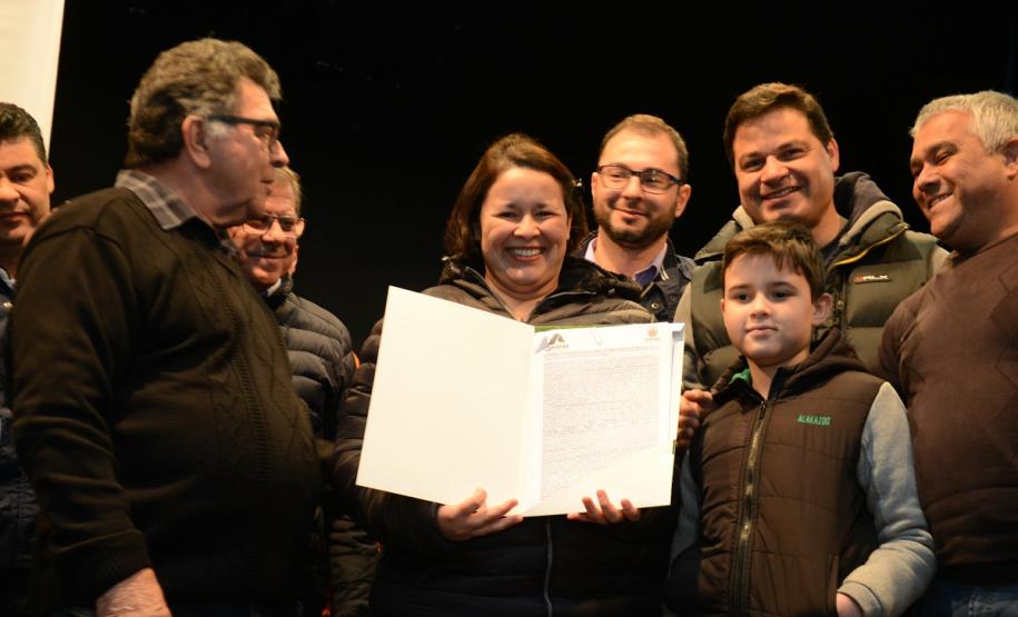 Neste sábado (6), representantes da Cohapar e prefeituras entregaram as escrituras de propriedade de 109 famílias da região dos Campos Gerais em Ponta Grossa. Os documentos foram emitidos pela companhia por meio do programa de Escrituração Direta, que prevê um serviço mais rápido e barato do que aquele praticado pelos tabelionatos.