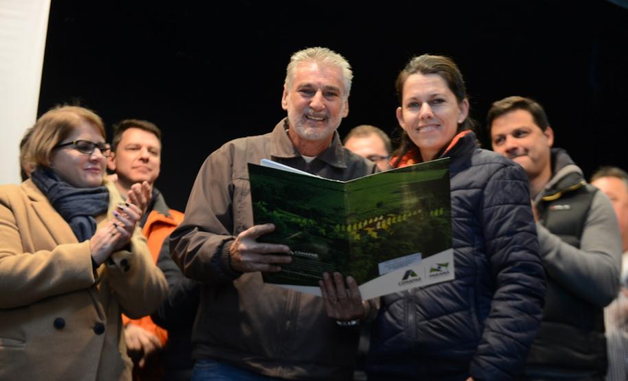 Neste sábado (6), representantes da Cohapar e prefeituras entregaram as escrituras de propriedade de 109 famílias da região dos Campos Gerais em Ponta Grossa. Os documentos foram emitidos pela companhia por meio do programa de Escrituração Direta, que prevê um serviço mais rápido e barato do que aquele praticado pelos tabelionatos.